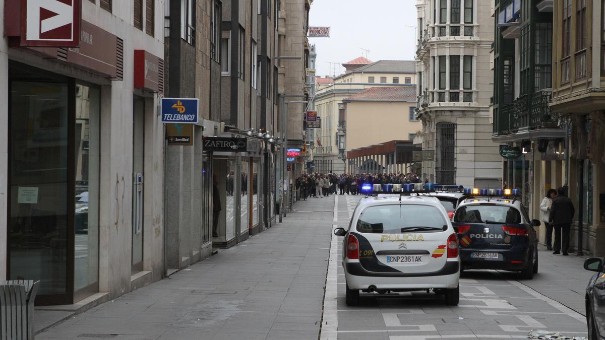 Dos coches patrulla de la Policía Nacional, durante una intervención