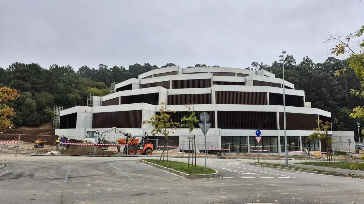 El multiusos de Bastiagueiro ya se puede contemplar sin vallas