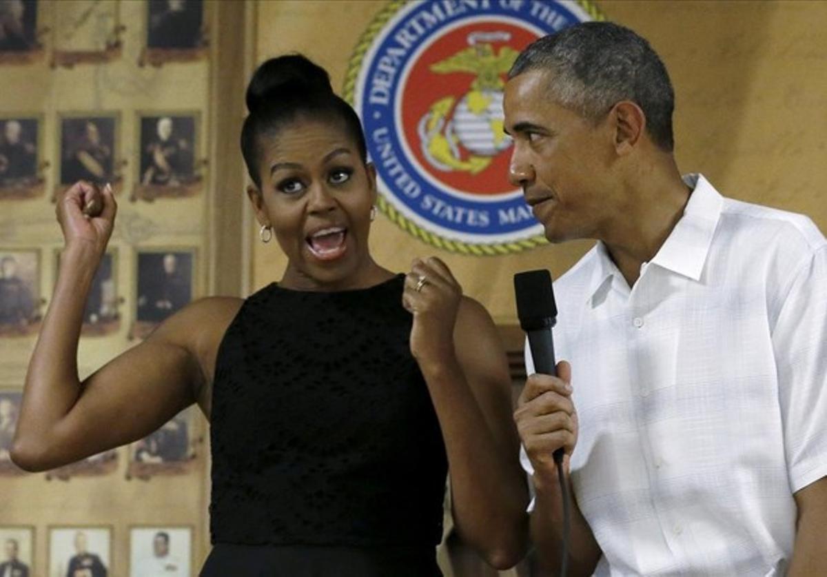 Barack Obama i la seva dona, Michelle, a la base de ’marines’ de Kaneohe Bay (Hawaii), el dia de Nadal.