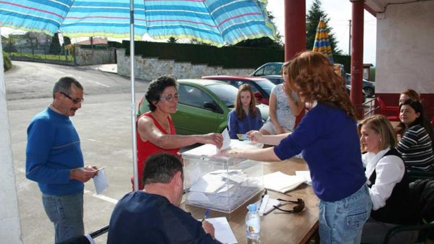 urnas al sol. En el colegio electoral de Hevia se vivió una atípica jornada electoral, ya que el frío del interior llevó a los miembros de la mesa a desplazar las urnas al porche para disfrutar del sol, como se aprecia en la imagen.