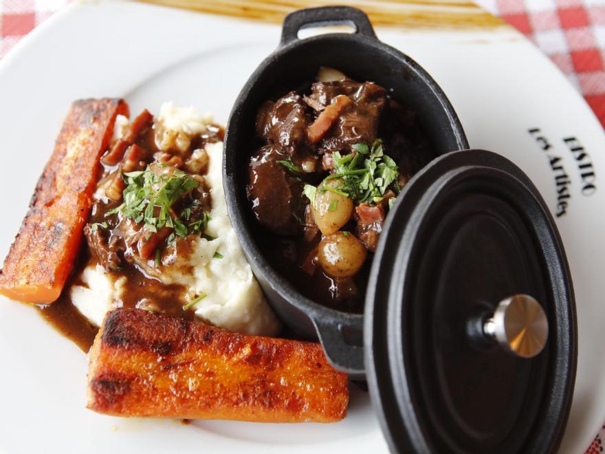 Das Bœuf bourguignon mit Champignons, Speckstückchen und Silberzwiebeln.