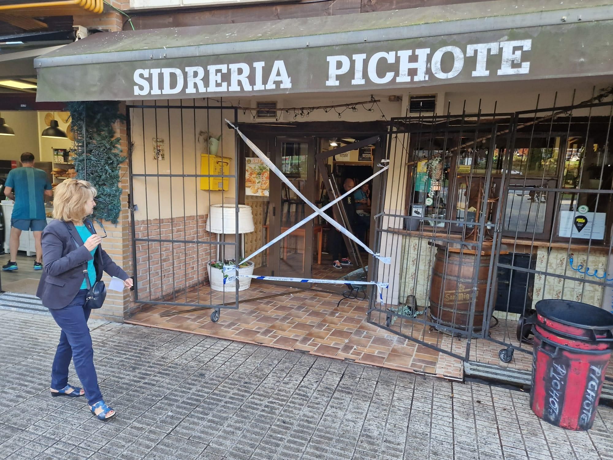 Empotran un coche en una sidrería de Vallobín para llevarse el dinero de la caja