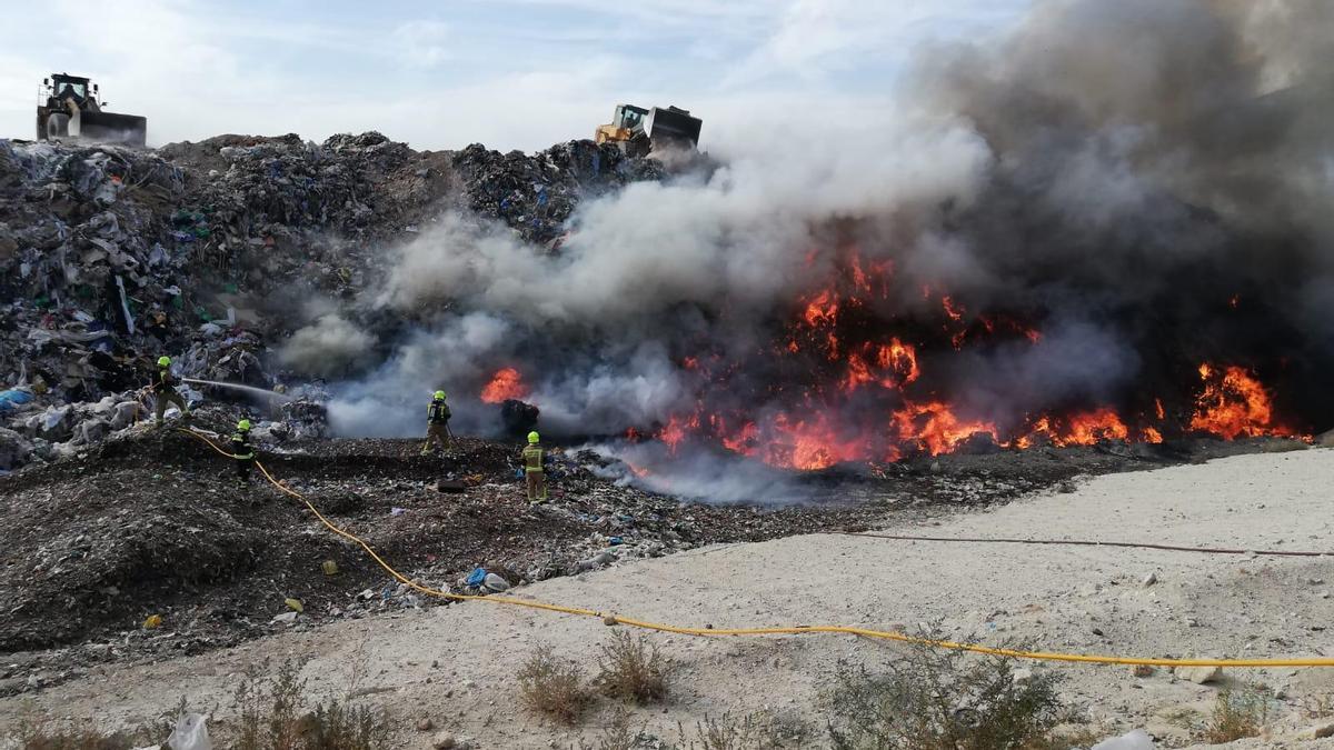 Los bomberos trabajan en un incendio declarado en el vertedero de Fontcalent