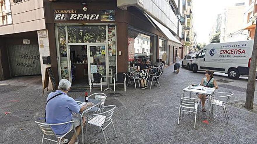 Pocs clients, divendres al matí, a la terrassa de la cafeteria El Remei.