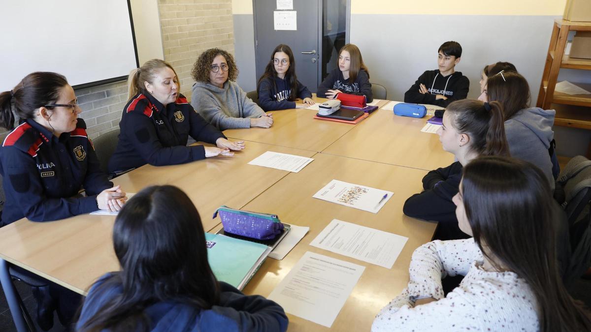 El grup de mediació de l’institut Carles Rahola de Girona, ahir durant la formació.