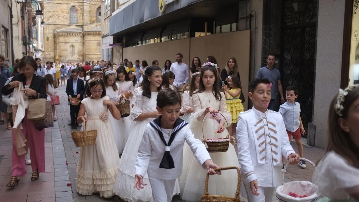 La procesión del Corpus arrancó en Santa María con los niños que ha hecho la comunión arrojando pétalos.