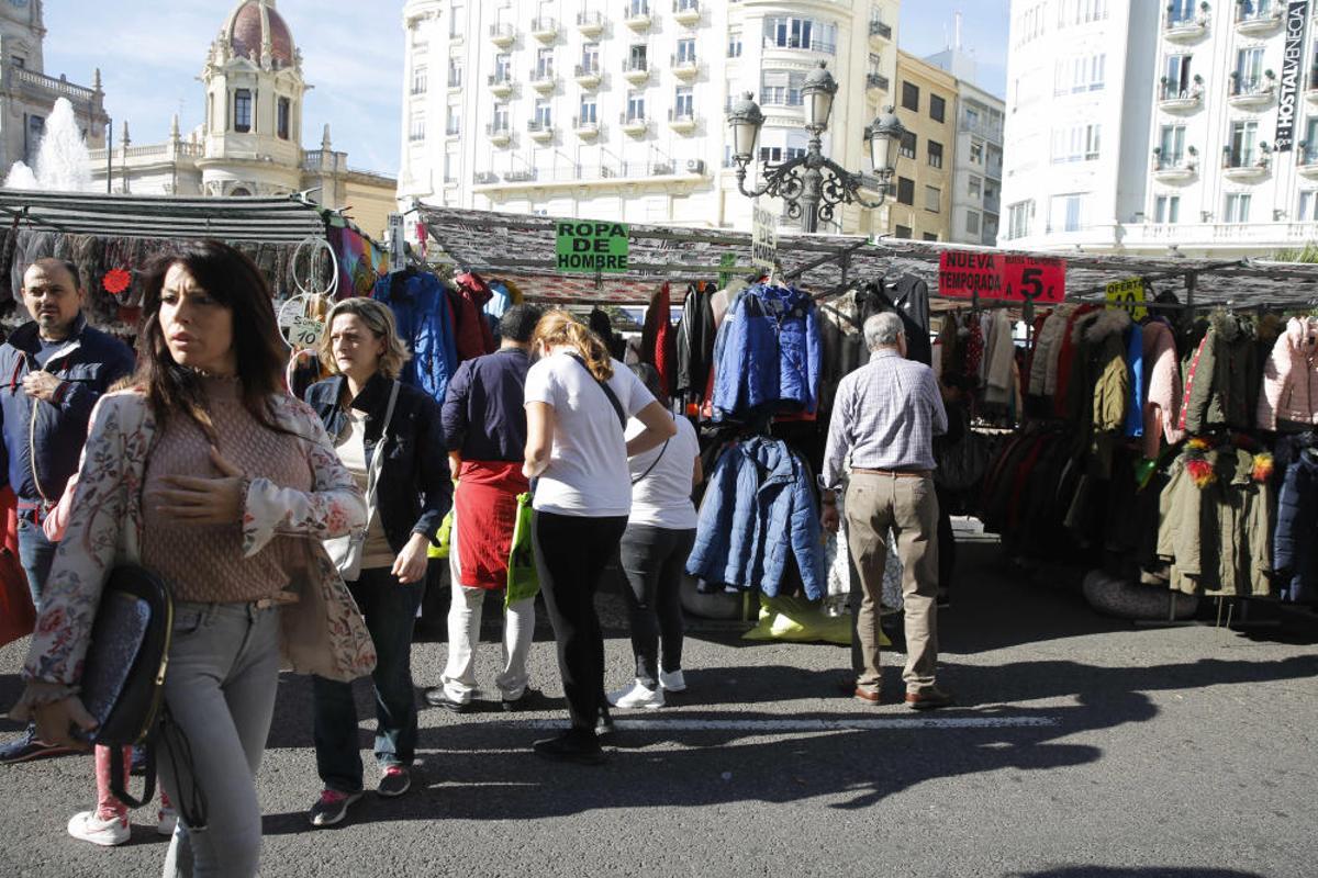 Mercadillo en la plaza del Ayuntamiento de València Mercadillo en la plaza del Ayuntamiento de València