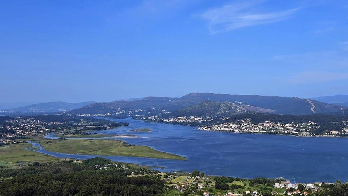 El río Miño baña las orillas de España y Portugal en su tramo final.