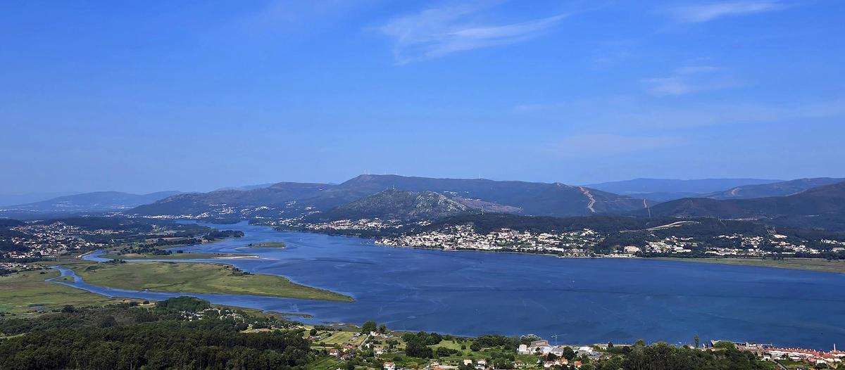 El río Miño baña las orillas de España y Portugal en su tramo final.