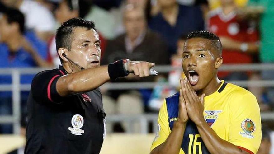 El árbitro anula un gol a Ecuador ante la protesta de Valencia. // Efe