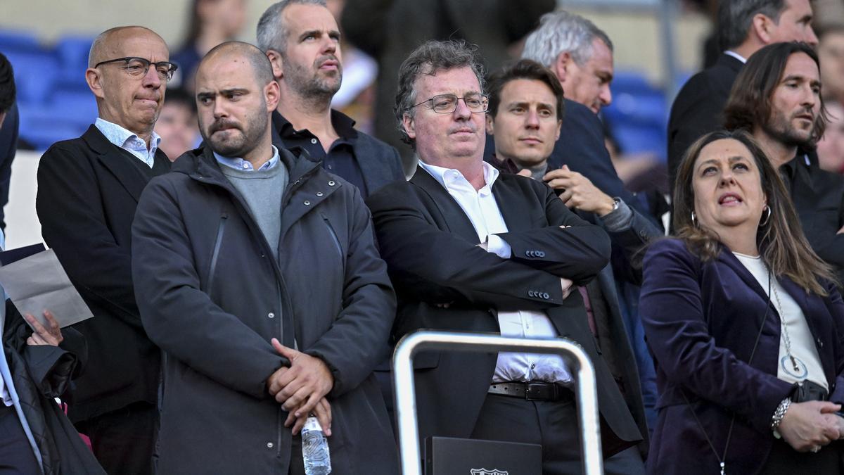 Markel Zubizarreta y Xavier Budó en el palco del Camp Nou antes del comienzo del partido de vuelta de los 1/4 de final de la Champions femenina