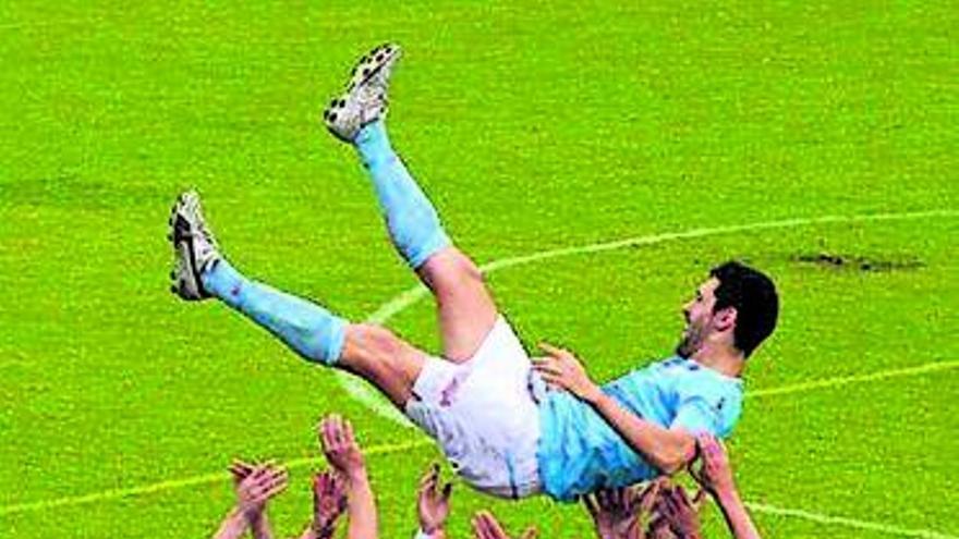 Los jugadores del Ribadeo mantean al Germán el pasado domingo.