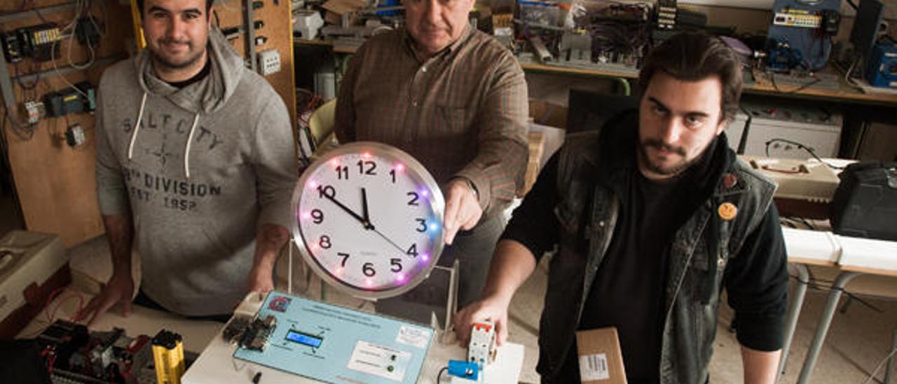 Estudiantes de Formación Profesional idean un reloj de cocina para ahorrar luz