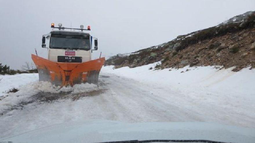 Una máquina quitanieves que ha trabajado hoy en la comarca de Sanabria