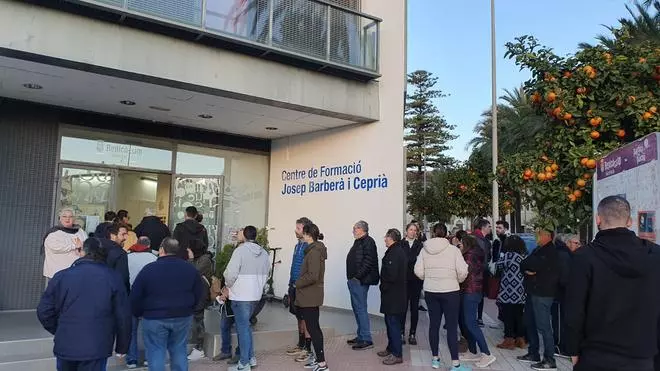 Colas en Benicàssim para asegurar sitio en el Día de las Paellas