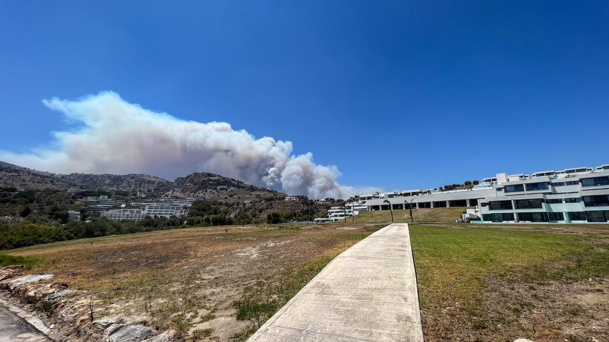 Humareda vista desde Viglika Beach, cerca de Lindos, en Rodas, Grecia.