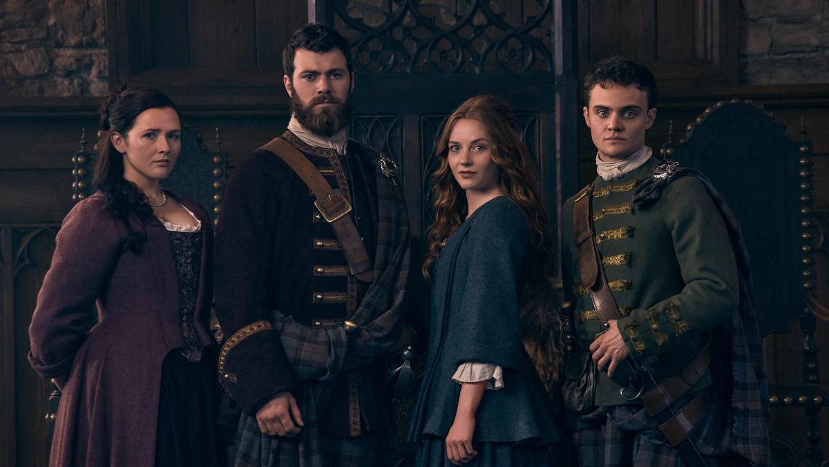 Sadhbh Malin, Sam Retford, Harriet Slater y Séamus McLean Ross en 'Outlander: sangre de mi sangre'.