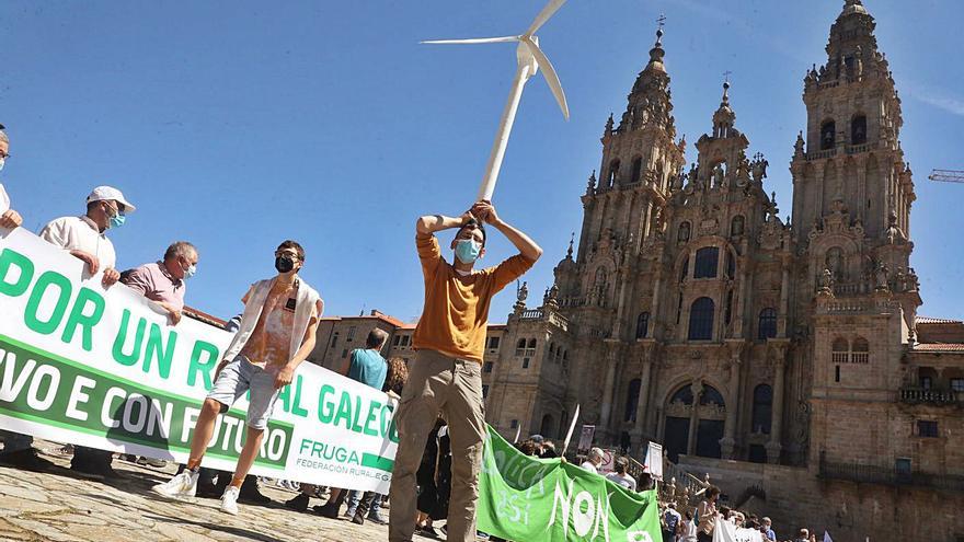 Una multitudinaria marcha recorre Santiago para exigir “un nuevo modelo eólico”