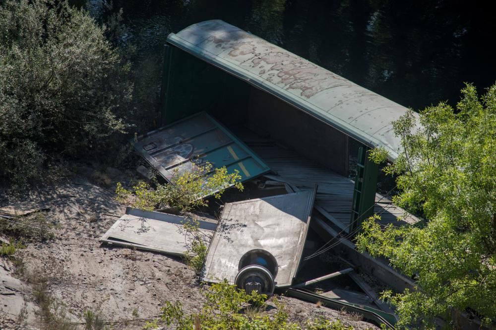 Los vagones del tren descarrillado en Ourense acaban en el río Sil. Adif se expone a una multa de hasta 35.000 euros