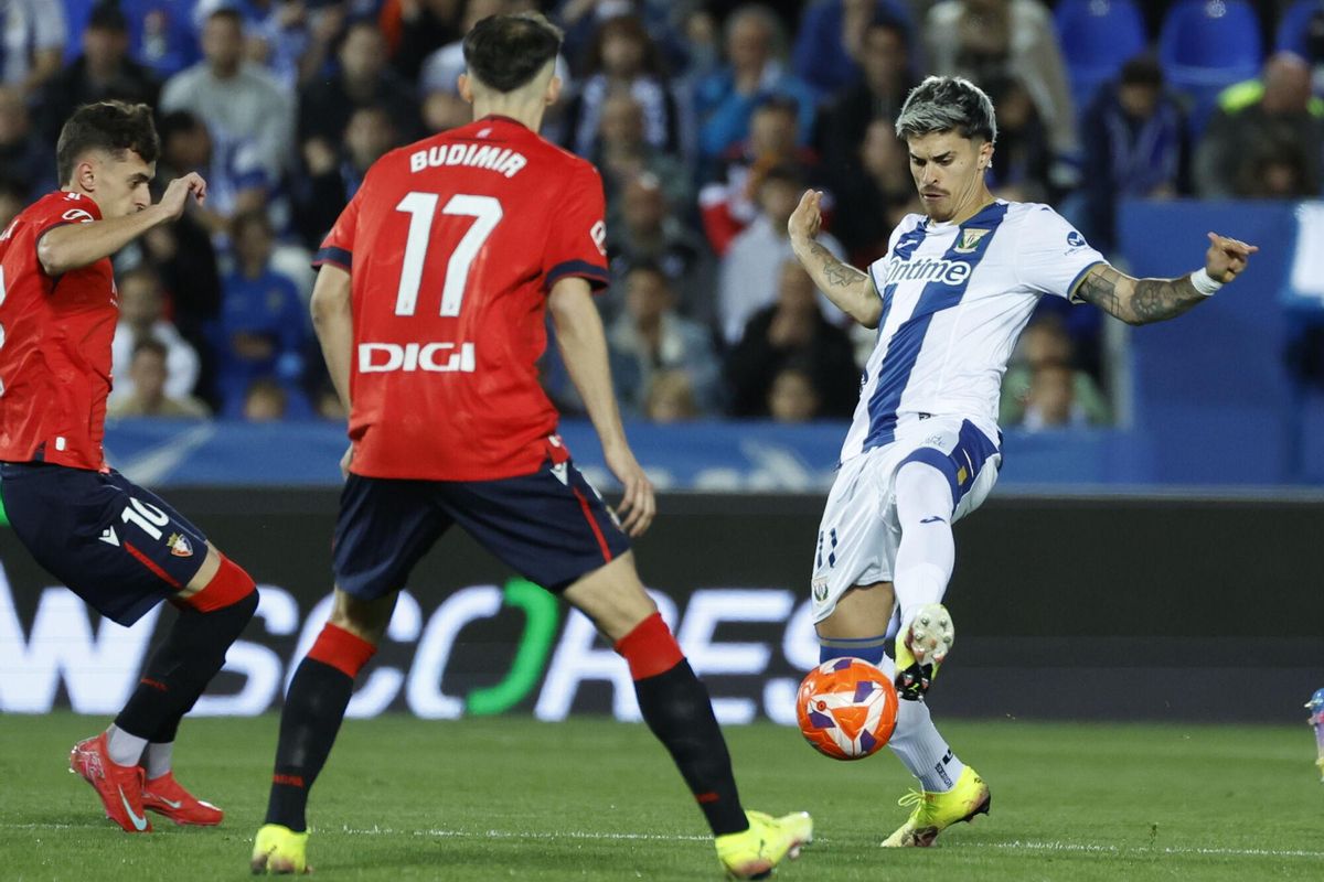 Juan Cruz pelea un balón ante Aimar Oroz y Ante Budimir durante el partido de la jornada 30 de LaLiga EA Sports, entre el CD Leganés y el CA Osasuna en Butarque.