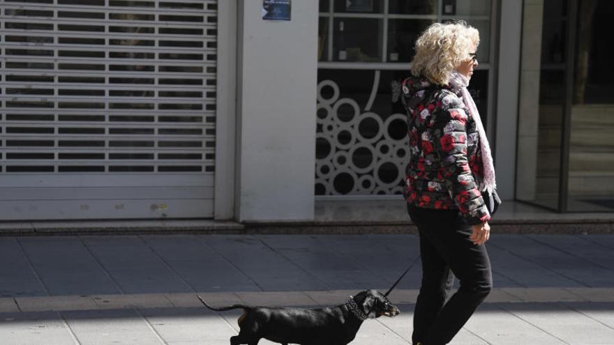 Una dona passa per davant d&#039;un establiment tancat a Manresa