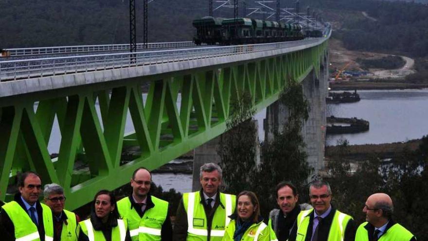 Ana Pastor, la sexta por la izquierda, y flanqueada a su derecha por Rueda y a su izquierda por Tomás Fole, posando ayer ante el viaducto del Ulla, junto al resto de la comitiva integrada por altos cargos del Gobierno central y de la Xunta. // Iñaki Abella