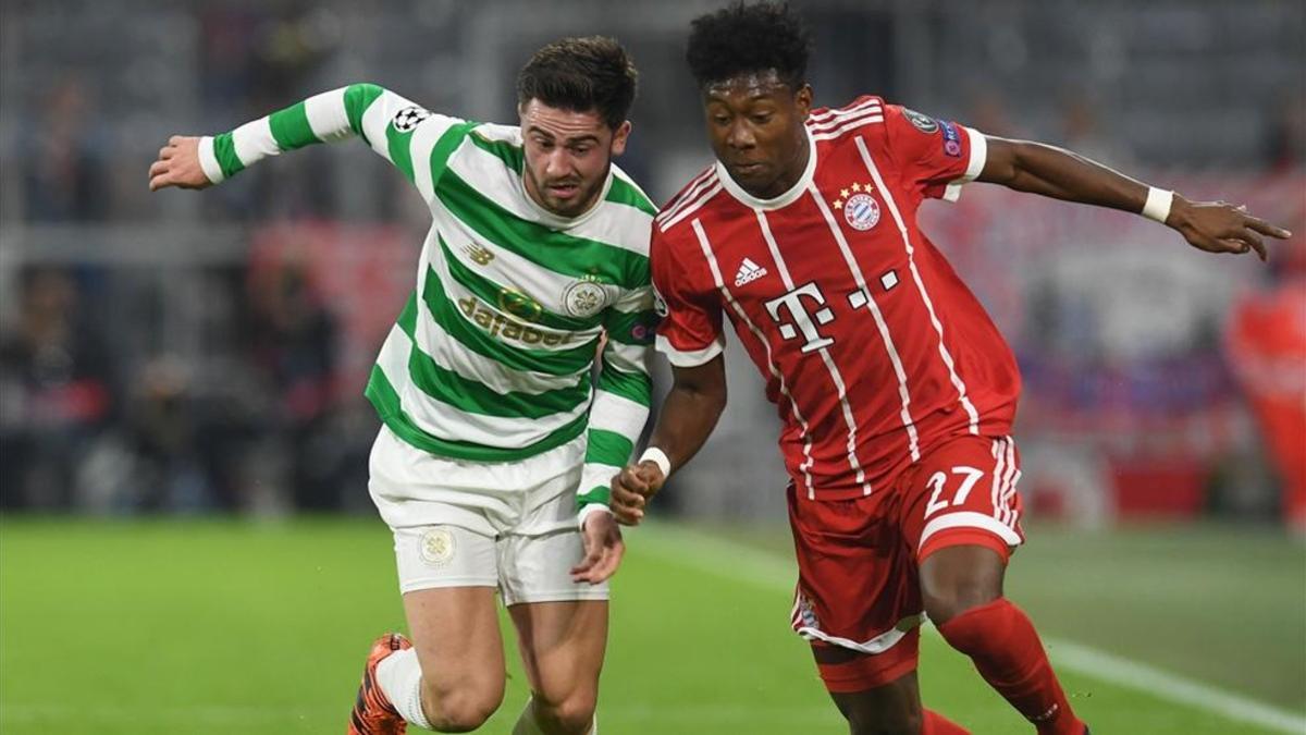 Patrick Roberts pugnando con Alaba en un encuentro de Champions