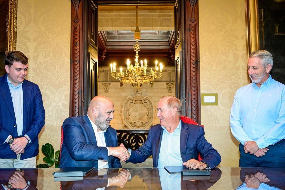 El alcalde de Palma, Jaime Martínez; y el conseller Juan Manuel Lafuente, tras firmar el protocolo.