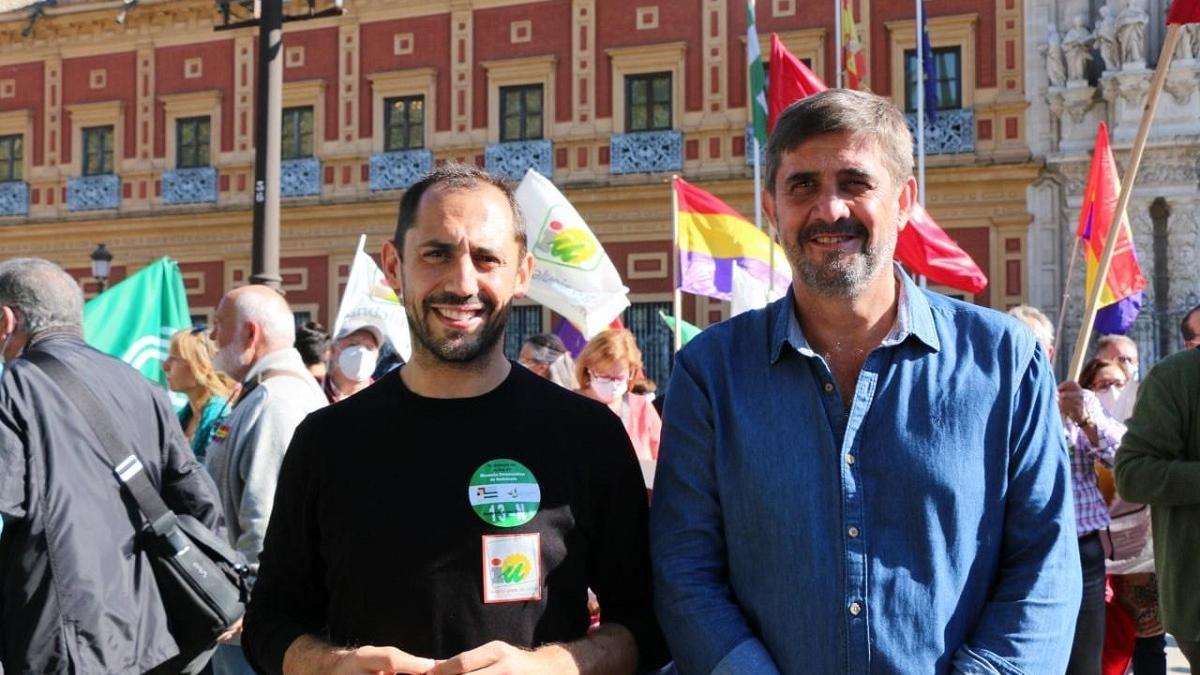 El coordinador provincial de IU en Córdoba, Sebastián Pérez, y el portavoz de IU en la Diputación, Ramón Hernández.