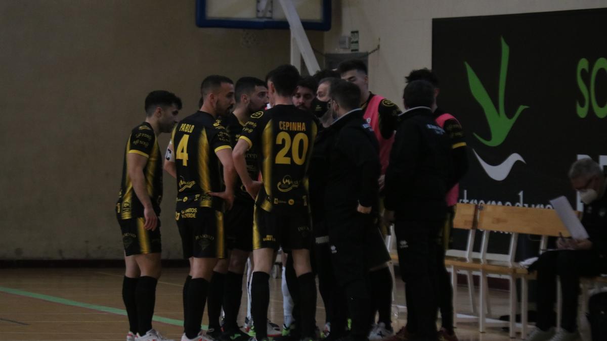 Jugadores del Cáceres UEx durante un tiempo muerto de un partido.