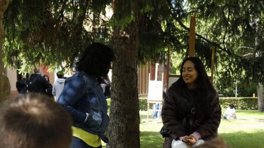 La bailarina zamorana de danza contemporánea, Andrea Paniagua, conversa con estudiantes del María de Molina.