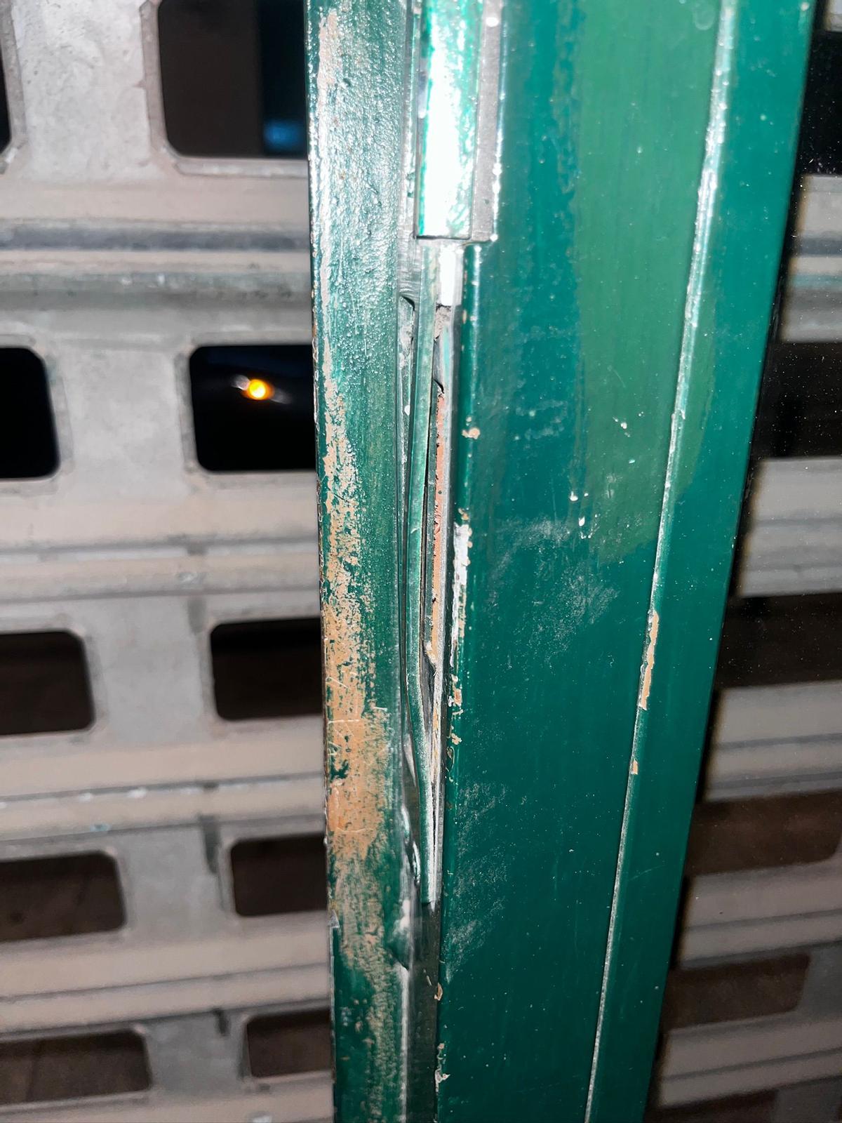 Así quedó la puerta de acceso a la pastelería.