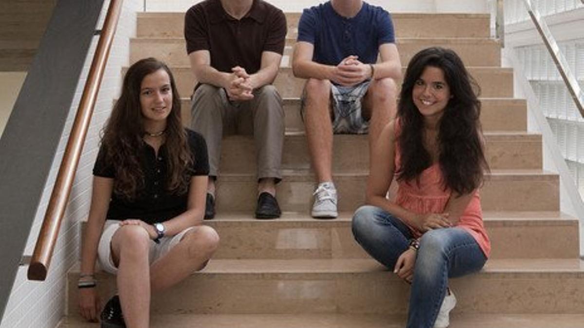 Tres alumnos de la escuela Aula, de Barcelona, ganadores de un premio, junto a su tutor