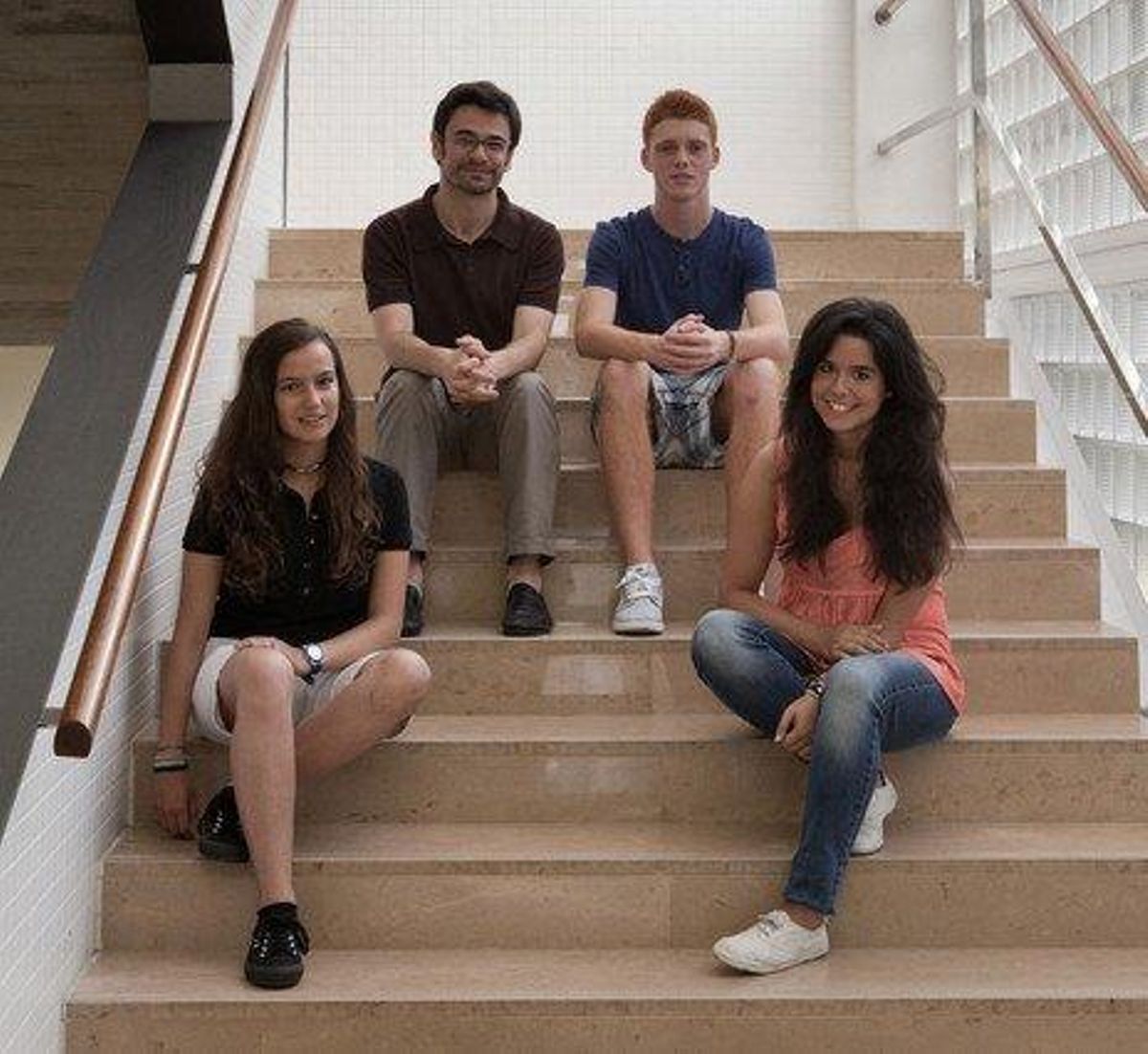 Tres alumnes de l’escola Aula, de Barcelona, guanyadors d’un premi, amb el seu tutor. Tres alumnes de l’escola Aula, de Barcelona, guanyadors d’un premi, amb el seu tutor.
