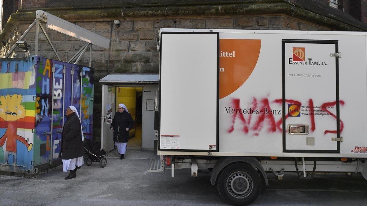 Un camión del banco de alimentos de Essen con una pintada de protesta