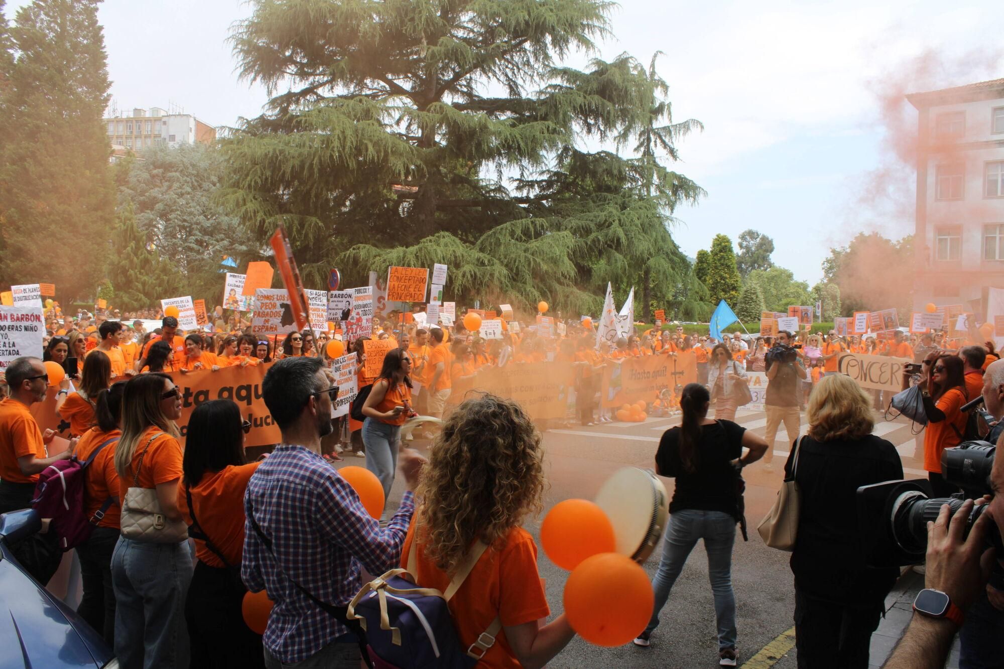 Así fue la multitudinaria marcha naranja de la concertada en Asturias