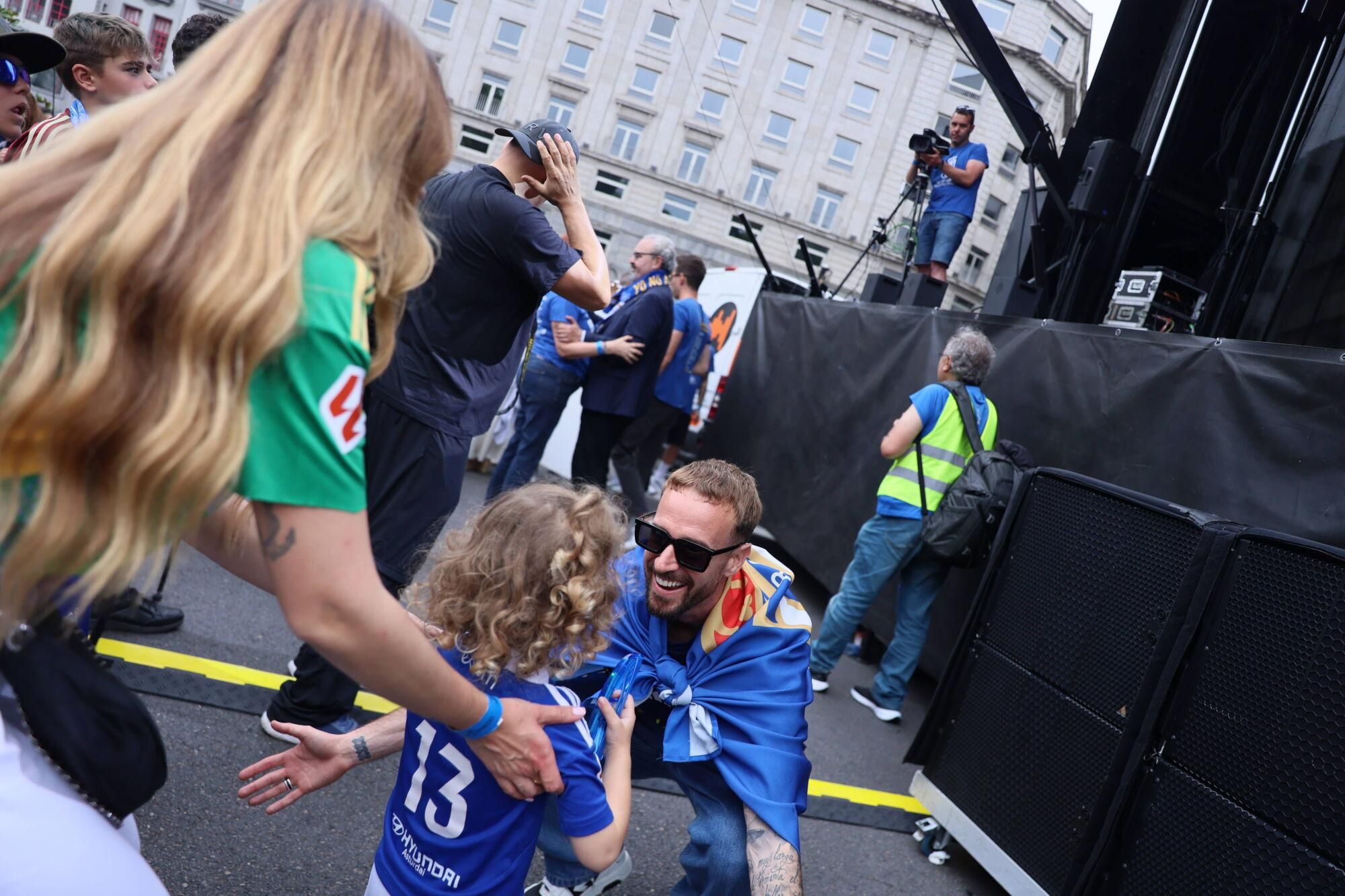 Locura azul en las calles de Oviedo para celebrar el ascenso del equipo a Primera División