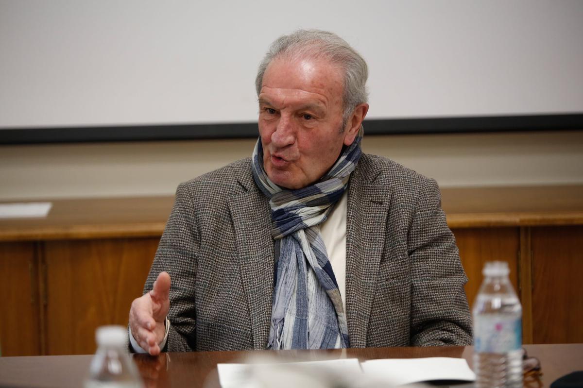 El profesor Manuel Pérez Yruela, en la sala que lleva su nombre en el IESA.