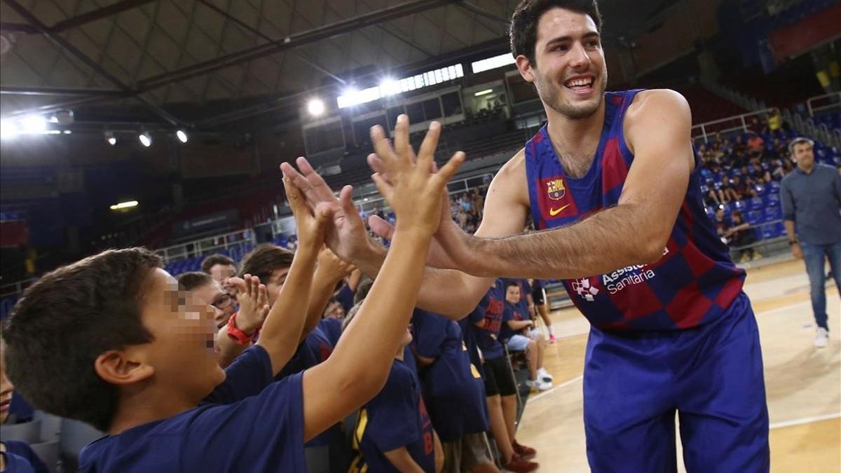 Álex Abrines saluda a unos niños en su presentación como nuevo jugador del Barça