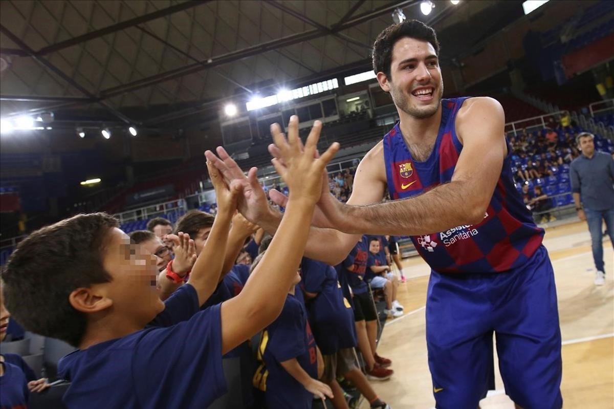 Álex Abrines saluda a unos niños en su presentación como nuevo jugador del Barça