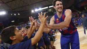 Álex Abrines saluda a unos niños como nuevo jugador del Barça