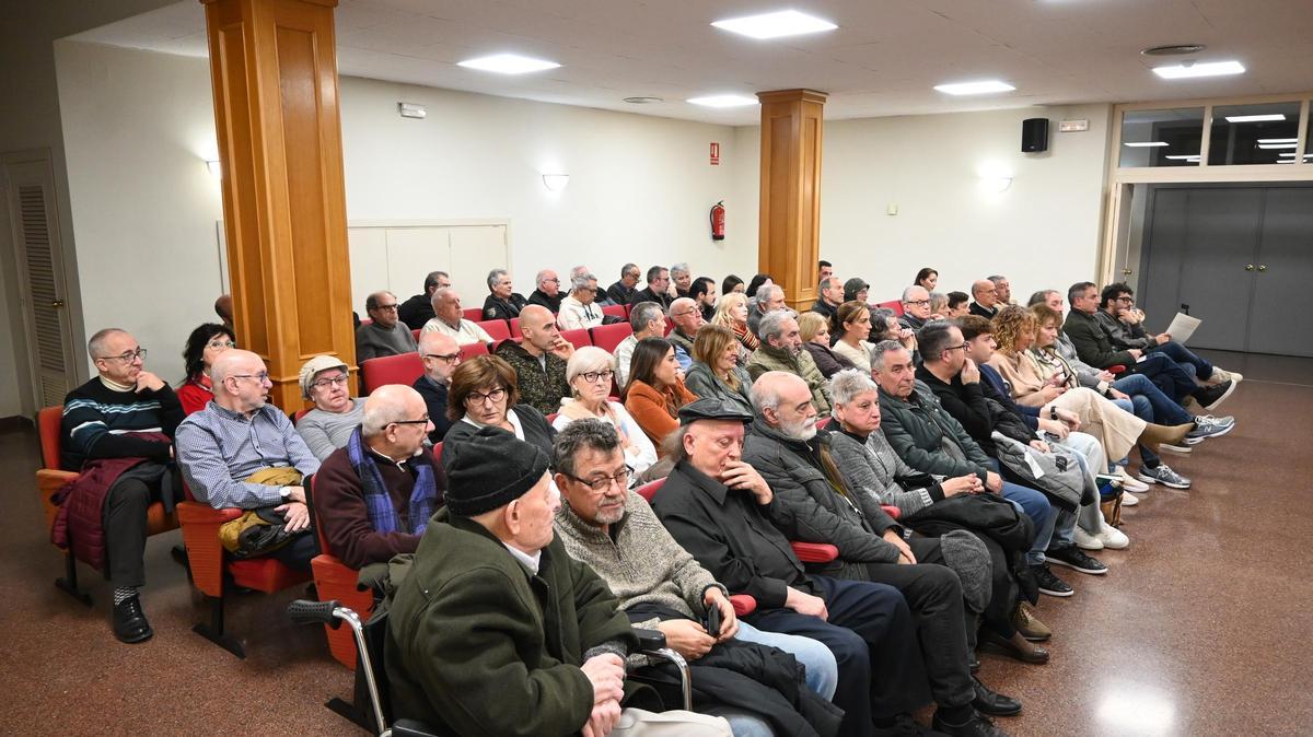 Familiares de las víctimas acudieron al pleno municipal en una jornada histórica.