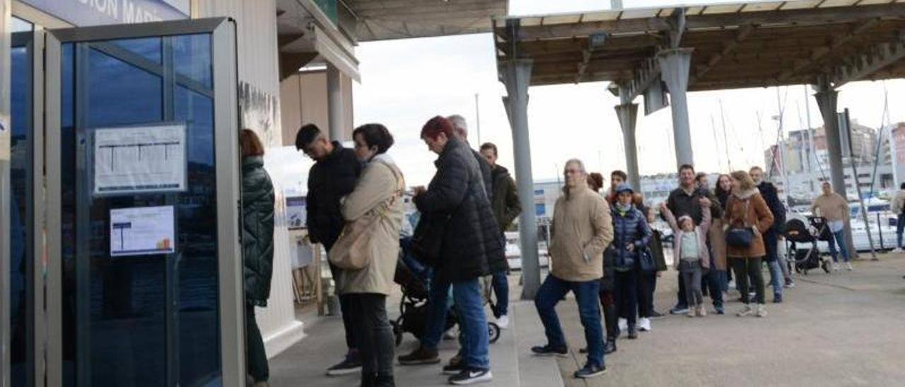 Colas, ayer, en la estación marítima de Cangas para acudir a ver las luces de Vigo.   | GONZALO NÚÑEZ