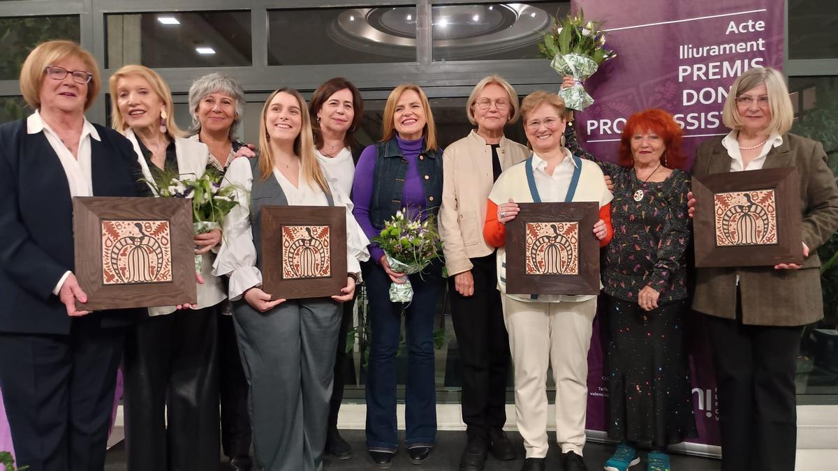 Foto de grupo de las premiadas por Dones Progressistes este miercoles en el Ateneo de València