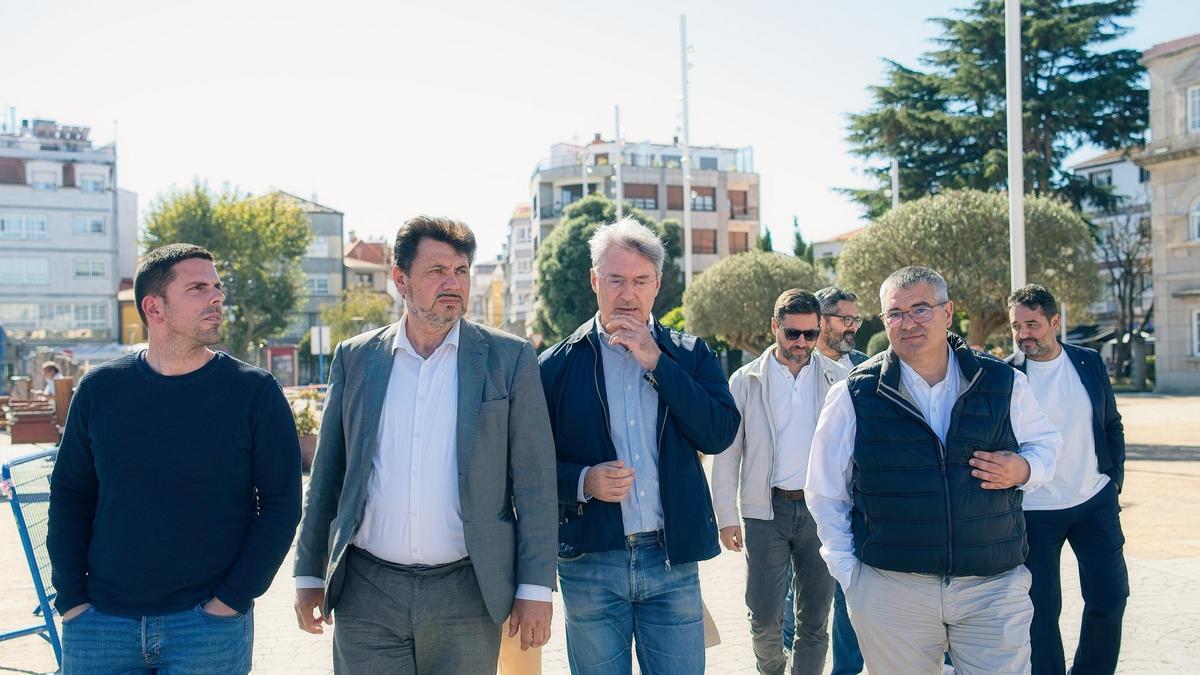 José Cacabelos, flanqueado por los alcaldes de A Illa, Meaño, Cambados y Ribadumia en la pasada Festa do Marisco.