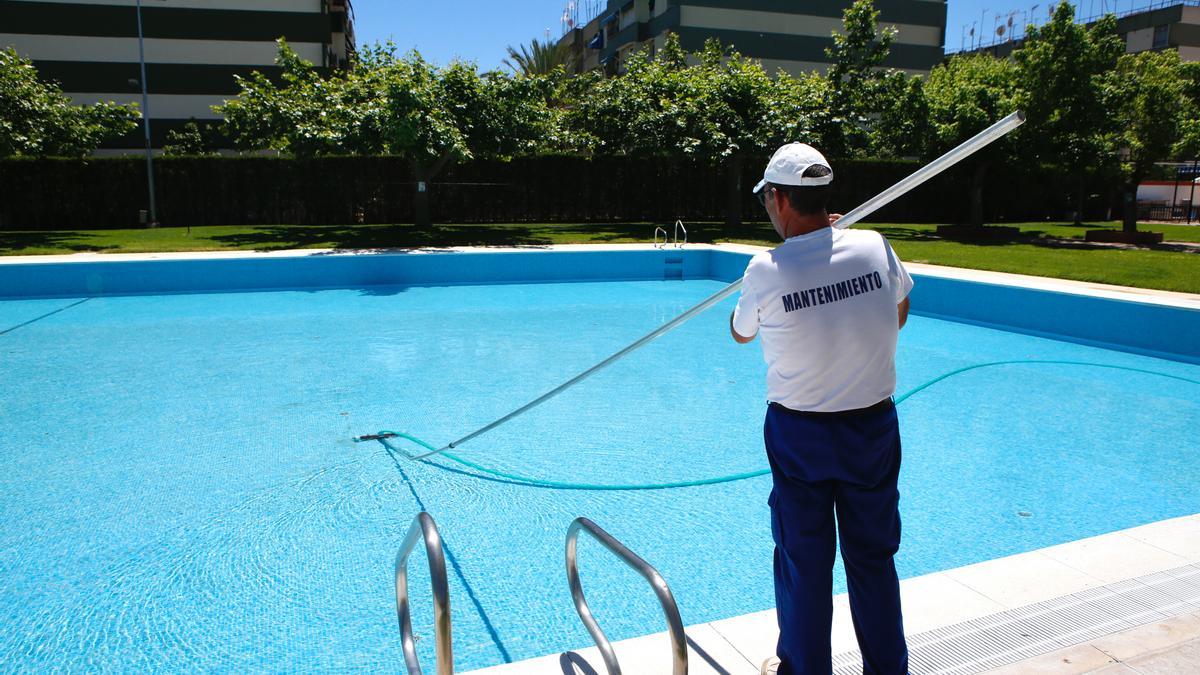 Personal de mantenimiento de la piscina del Club Figueroa.