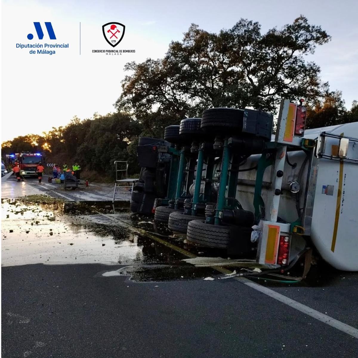 El aceite vertido herido tras el vuelco del camión en el kilómetro 31 de la carretera A-367