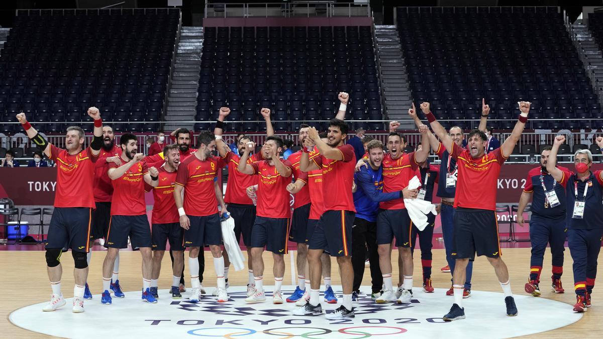 La selección española celebra la medalla de bronce.| COE