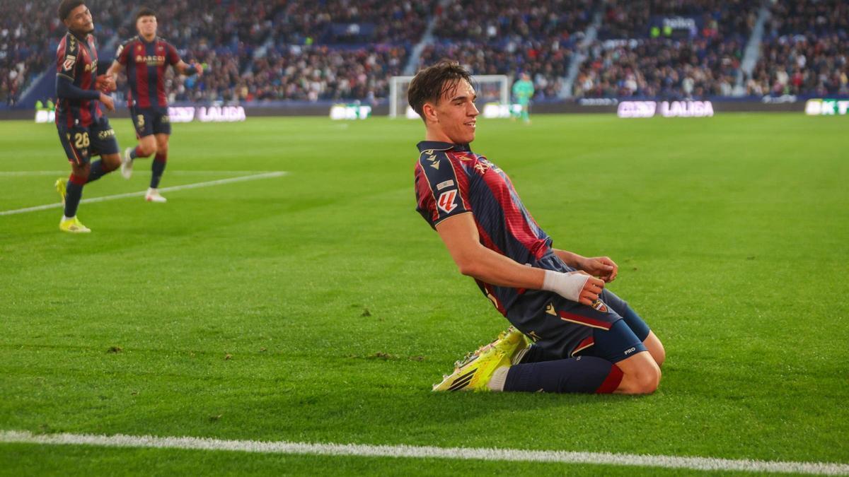 Espí celebra su primer gol contra el Oviedo.