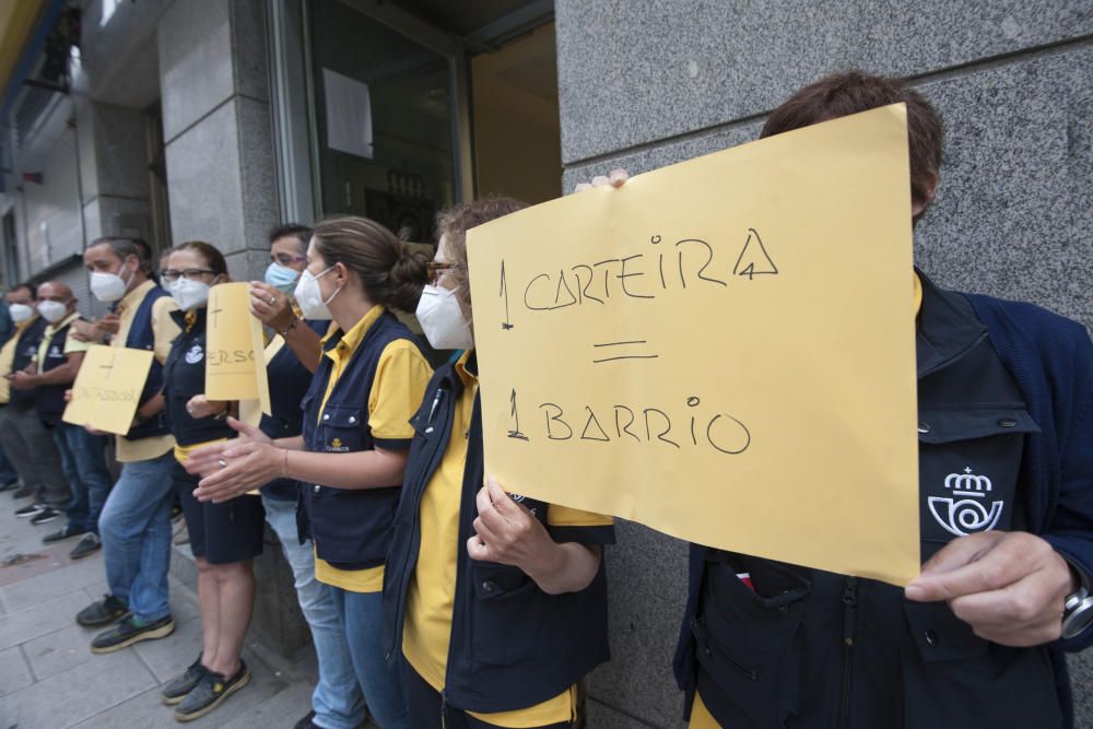 Protestan contra la decisión de no contratar trabajadores para cubrir bajas y vacaciones.